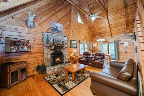 Cabin, 2 Bedrooms | Living area | 30-inch TV with cable channels