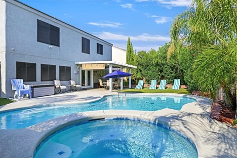 Newly re-plastered pool and spa. The pool can be heated for a fee.
