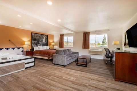 Deluxe Studio Suite, 1 King Bed, Non Smoking | Jetted tub