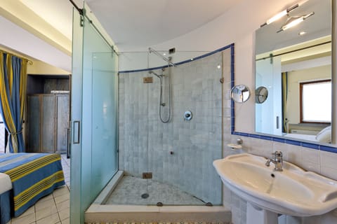 Classic Room, Terrace, Sea View | Bathroom | Shower, free toiletries, hair dryer, bidet