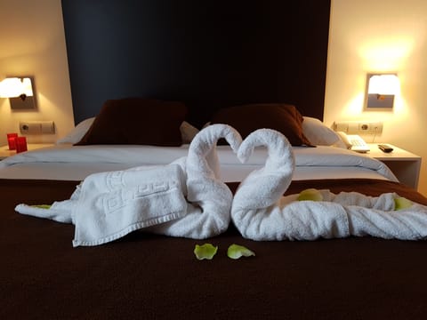 Double Room | Desk, iron/ironing board, free WiFi, bed sheets