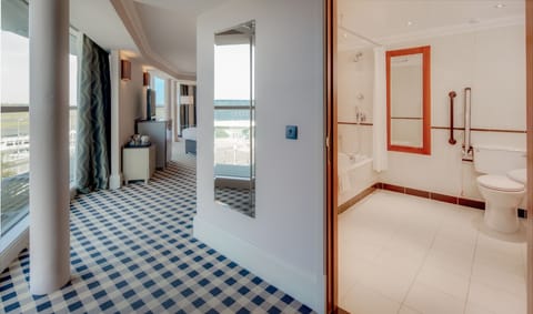 Twin Accessible Guestroom | Minibar, in-room safe, laptop workspace, soundproofing