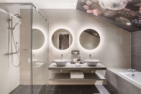 Combined shower/tub, free toiletries, hair dryer, slippers