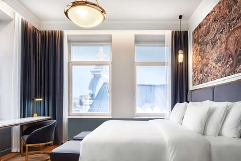 Suite | Hypo-allergenic bedding, in-room safe, desk, laptop workspace