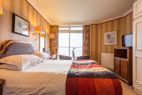 Hypo-allergenic bedding, in-room safe, individually decorated