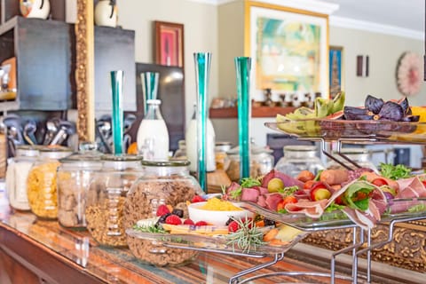 Daily continental breakfast (ZAR 110 per person)