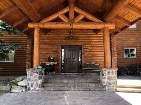 Beautiful entrance of the cabin.