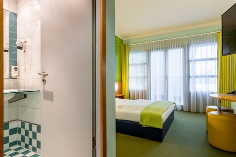 Hypo-allergenic bedding, desk, soundproofing, free WiFi