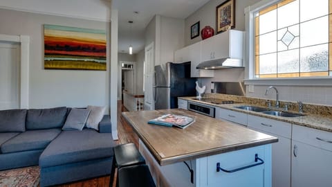 House | Private kitchen | Fridge, microwave, oven, stovetop