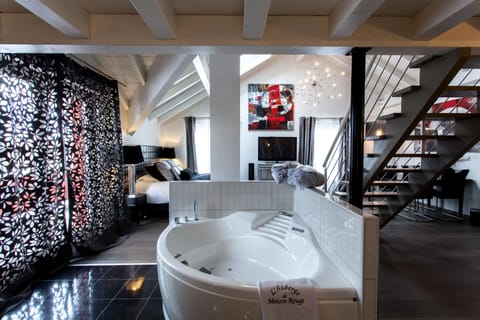 Suite, Hot Tub, Mountain View | Jetted tub