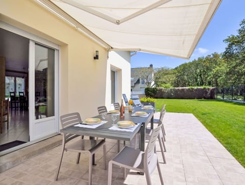 Table, Furniture, Property, Plant, Chair, Window, Shade, Interior Design, Flowerpot, Wood