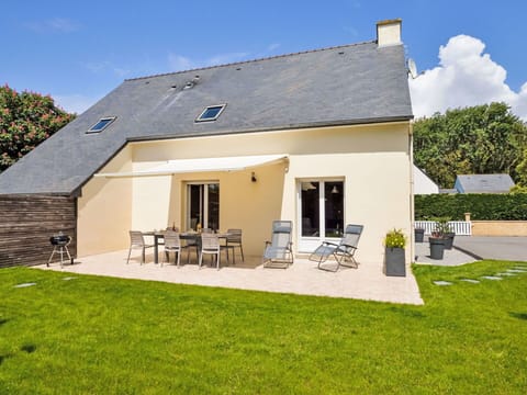 Sky, Building, Property, Furniture, Plant, Window, Cloud, Tree, Chair, Shade