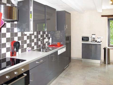 Property, Tile, Room, Interior Design, Countertop, Furniture, Building, Cabinetry, Kitchen, Floor