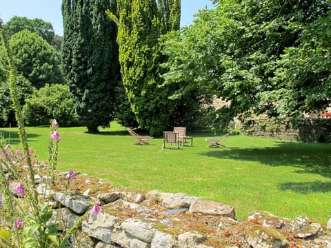 Garden, Grass, Tree, Natural Landscape, Property, Lawn, Wall, Grass Family, Botany, Land Lot