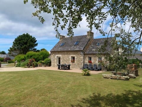 Cloud, Plant, Sky, Building, Property, Window, House, Natural Landscape, Tree, Land Lot