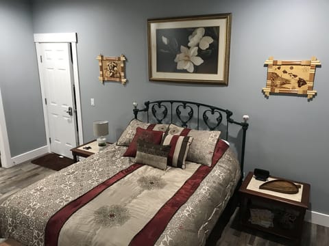 Aloha Ave
Queen size bed