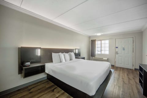 Deluxe Room, 1 King Bed, Non Smoking, Refrigerator & Microwave | Hypo-allergenic bedding, desk, laptop workspace, blackout drapes