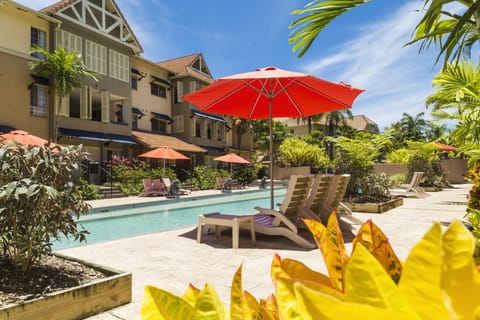Guest access: 4 pools (lap, spa & lagoon)