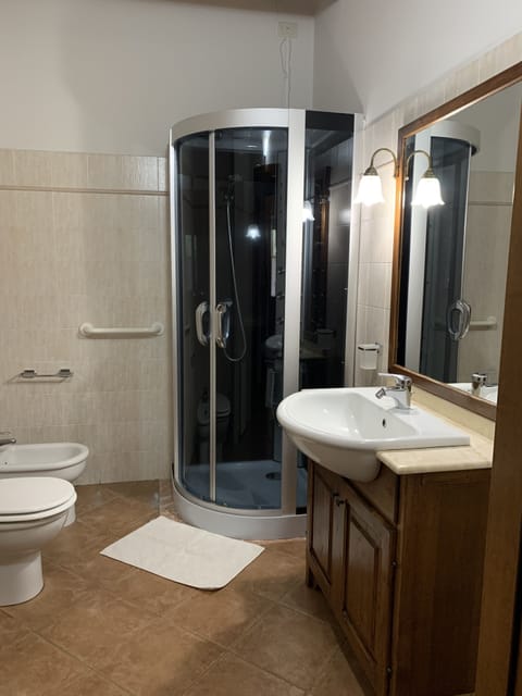 Deluxe Double Room (Fiordaliso) | Bathroom | Free toiletries, hair dryer, bidet, towels