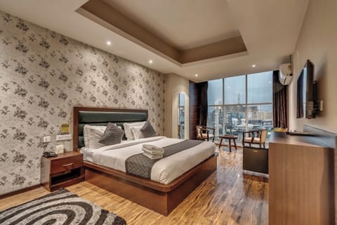 Premium Room | Premium bedding, down comforters, minibar, desk