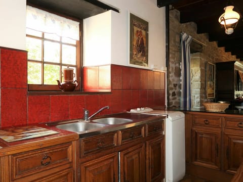 Cabinetry, Countertop, Furniture, Room, Property, Kitchen, Building, Interior Design, Bathroom Cabinet, Sink