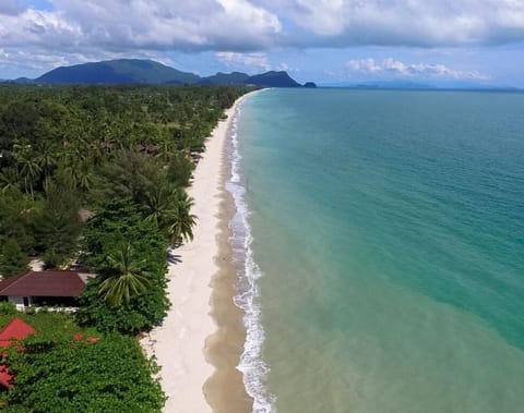 Beach nearby, white sand, beach towels, beach massages