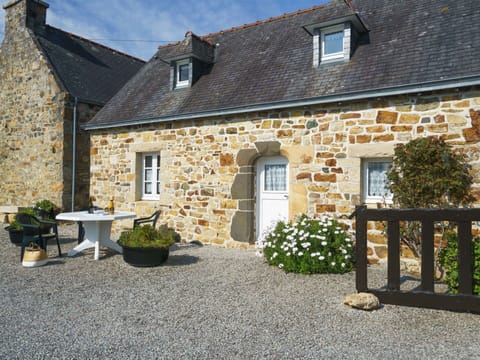 Plant, Building, Window, Property, Sky, Road Surface, Cloud, Flowerpot, Land Lot, House