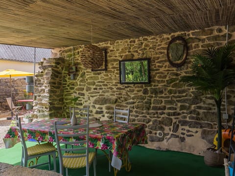 Table, Property, Furniture, Plant, Interior Design, Chair, Houseplant, Floor, Wood, Tree