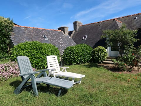 Plant, Sky, Property, Building, Furniture, Cloud, Table, Outdoor Bench, Window, Outdoor Furniture