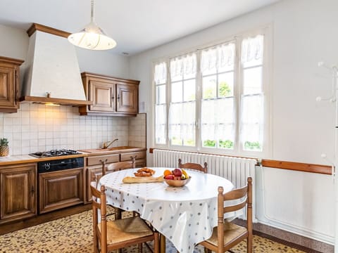 Plant, Plant Community, Vehicle, Sky, Car, Tree, Grass, Vegetation, Land Lot