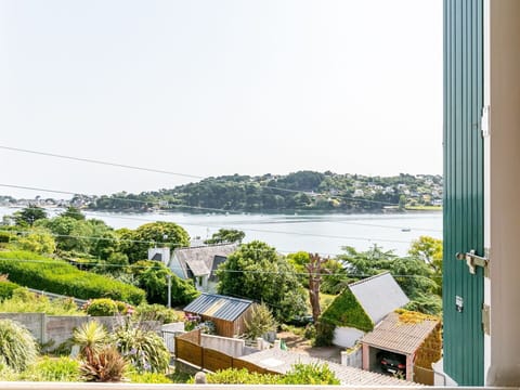 Plant, Plant Community, Vehicle, Sky, Car, Tree, Grass, Vegetation, Land Lot