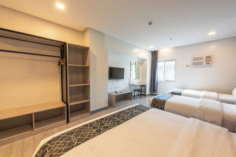 Family Quadruple Room | Desk, laptop workspace, free WiFi, bed sheets