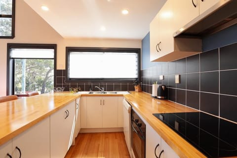 House, 5 Bedrooms | Private kitchen | Full-size fridge, microwave, oven, stovetop