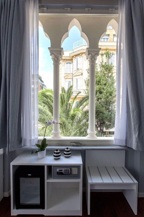 Mini-refrigerator