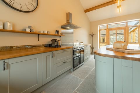 Ground floor: Well-equipped kitchen