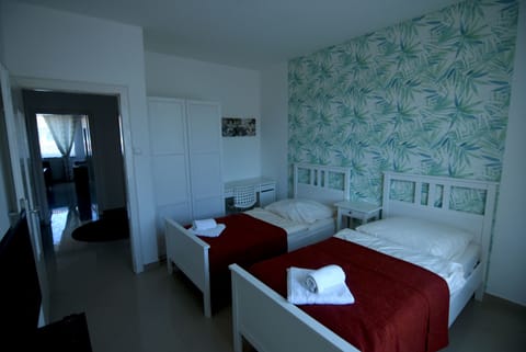 Business Apartment | 3 bedrooms, desk, free WiFi