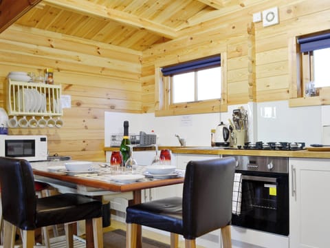 Delightful kitchen/ dining area | The Cwtch - Penrhiw Fach, Llanwnda, near Goodwick