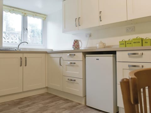 Well-equipped fitted kitchen and dining room | Millys Nook, St Austell