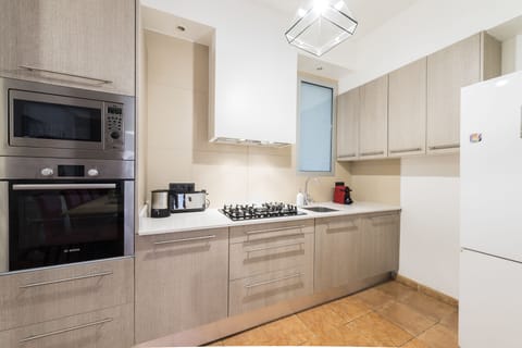 Full-size fridge, microwave, oven, stovetop
