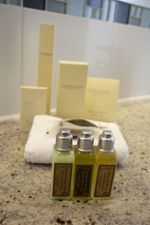 Family Double Room | Bathroom amenities | Combined shower/tub, designer toiletries, hair dryer, towels