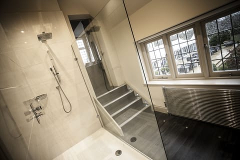 Combined shower/tub, designer toiletries, hair dryer, towels