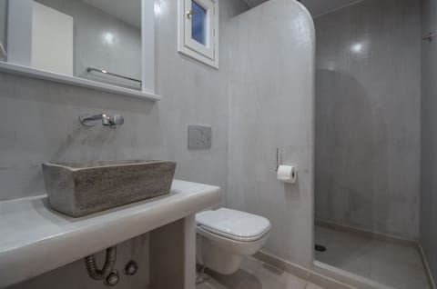 Standard Room | Bathroom | Free toiletries, hair dryer, towels