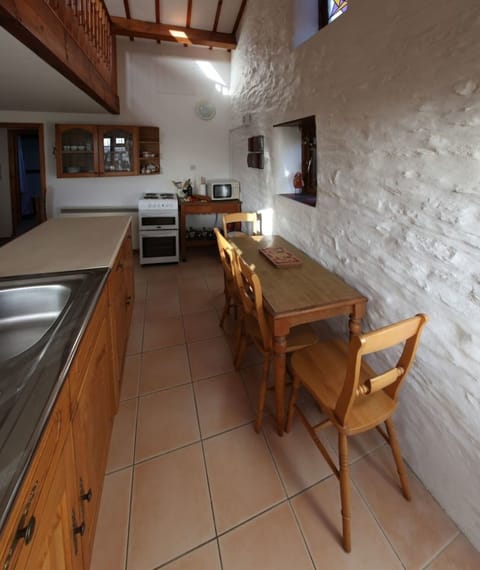 Cottage | Private kitchen | Fridge, microwave, oven, stovetop