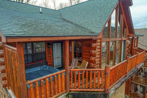 Beautiful log home next to Dollywood and Splash Country - Watch the fireworks from your porch this Summer