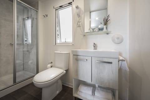Mobile Home Superior | Bathroom | Shower, free toiletries, hair dryer, towels