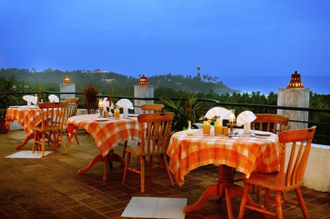 2 restaurants; breakfast, lunch, dinner, and brunch served