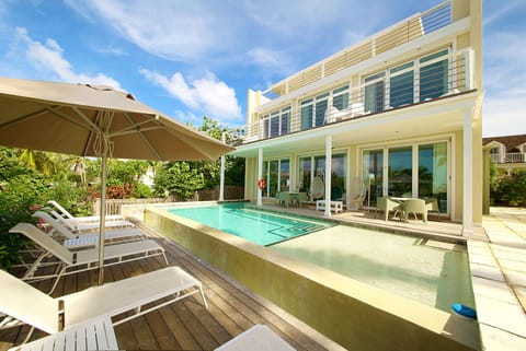 Modern House with private infinity pool and outdoor areas for relaxing
