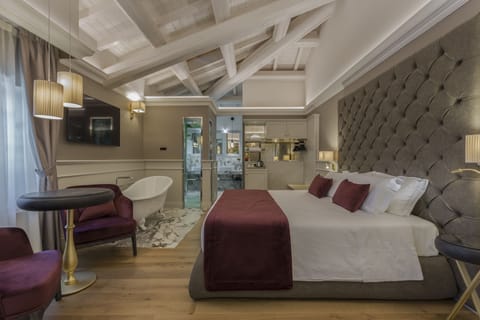 Premium Junior Suite | Premium bedding, down comforters, pillowtop beds, minibar