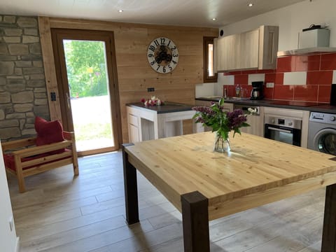 Comfort Cottage, Ensuite, Mountain View (Gîte Costillon) | Private kitchen