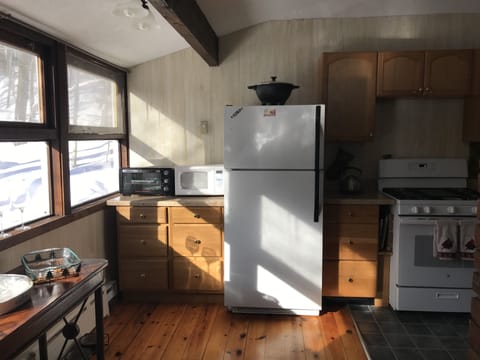 kitchen- oven, fridge and plenty of drawer space 